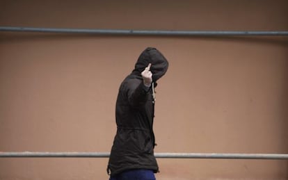 Uno de los detenidos abandonando en la segunda fase de la Operación Neptuno, en Galicia.