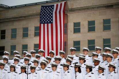 El US Navy Glee Club se presenta durante la 17ª ceremonia anual de conmemoración del 11 de septiembre en el Pentágono en Washington (EE UU).