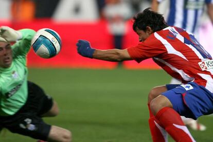 Agüero empuja el balón con la mano en el gol de la victoria del equipo rojiblanco en el partido contra el Recreativo de Huelva.