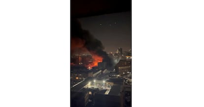 Vista de la columna de humo sobre el inmueble en llamas en Johannesburgo (Sudáfrica).