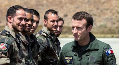 Emmanuel Macron visitó el jueves a las tropas en la base de Istres, en el sur de Francia