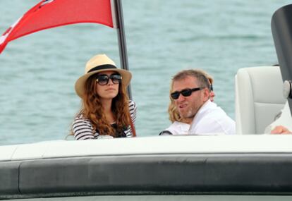 Dasha Zhukova y su novio, Roman Abramovich, en el Club 55 (Saint Tropez) en junio de 2010.