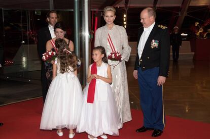 Los príncipes de Mónaco, a su llegada a la cena de gala, junto a la princesa Carolina y Andrea Casiraghi.