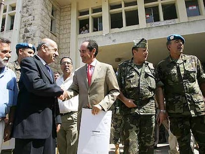 El embajador de España en Líbano, Miguel Benzo (centro), y los mandos militares que visitaron ayer Marjayún.
