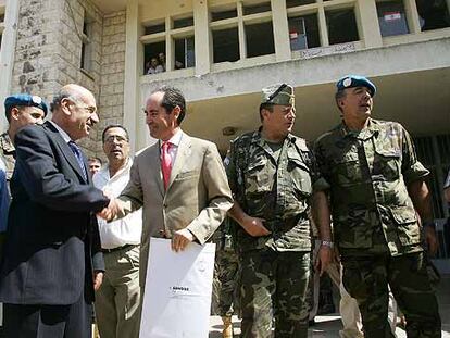 El embajador de España en Líbano, Miguel Benzo (centro), y los mandos militares que visitaron ayer Marjayún.