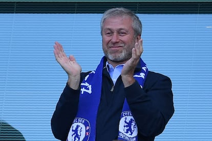 Roman Abramovich aplaude a los futbolistas del Chelsea después de ganar la Premier en 2017.