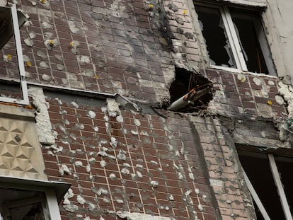 Un proyectil incrustado en un edificio en el barrio Saltivka, en Járkov (Ucrania).