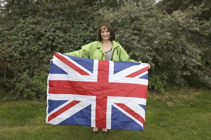 Minnie Torrens posa con una bandera de Reino Unido en Troon, Ayrshire, el pasado lunes. En el referéndum, votará en contra de la independencia de Escocia. "Soy de Irlanda del Norte, pero he vivido en Escocia durante 26 años, y creo que todos nos beneficiamos de la Unión", expone. "También votaré no como tributo a Ian Paisley, que acaba de morir", continúa