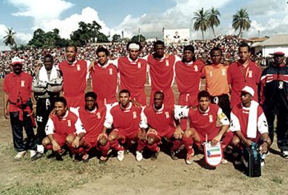 La selección de Guinea Ecuatorial que derrotó a la de Togo, en Bata, con nueve  españoles en sus filas.