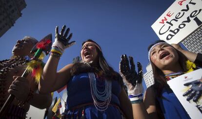 Ecuatorianos protestan a la entrada del tribunal de Nueva York.