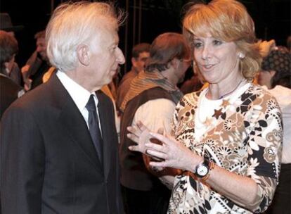 Esperanza Aguirre conversa con Albert Boadella este viernes durante la inauguración de los Teatros del Canal.