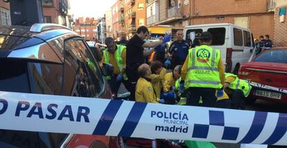 Sanitarios del Samur intentan reanimar a un hombre acuchillado en el distrito de Tetuán.