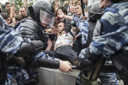 La policía antidisturbios detiene a un manifestante durante la marcha anticorrupción en Moscú (Rusia).  