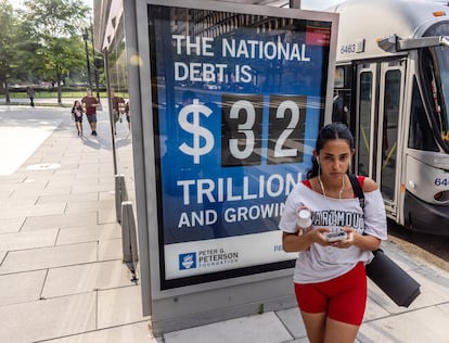 Un cartel en una parada de autobús de Washington informaba sobre la evolución de la deuda pública de EE UU, el julio de 2023.