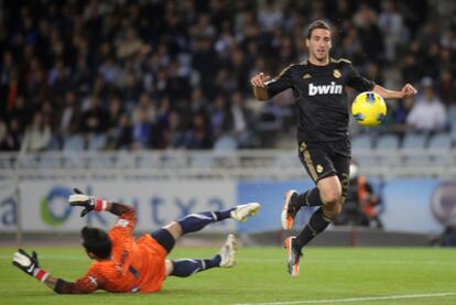 Higuaín pica el balón y supera la salida de Bravo en la acción que supuso el tanto del triunfo del Madrid.