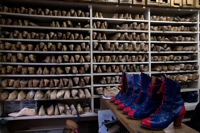 Los zapatos Cancan de Moulin Rouge en el taller de zapateros de Clairvoy para la 'Feerie', en París, el 4 de octubre de 2018.