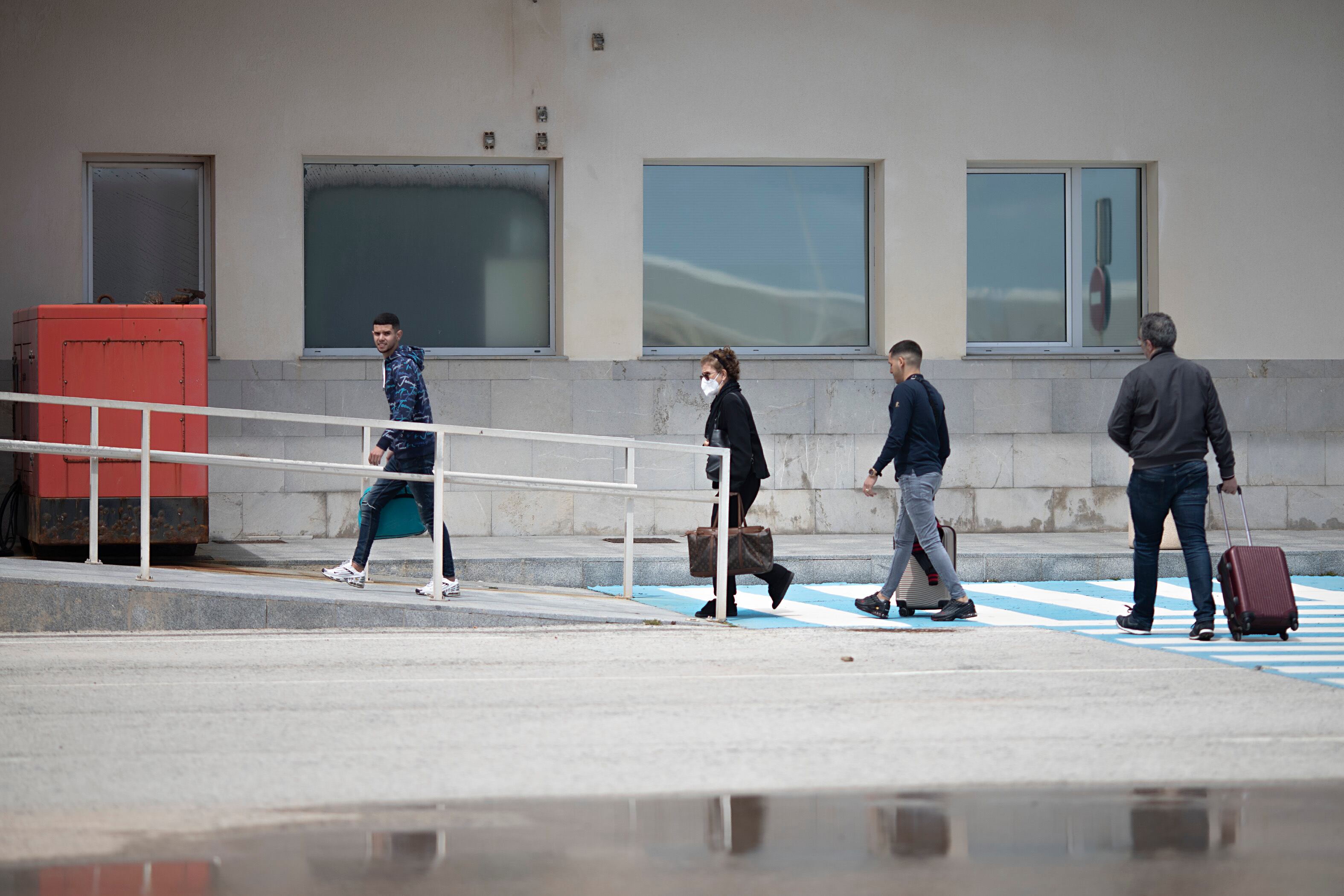 Llegada al puerto de Tarifa del primer ferri procedente de Tánger tras el restablecimiento del tránsito de viajeros.