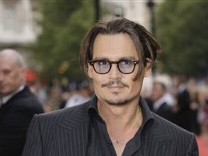 El actor Johnny Depp todavía no ha conquistado el éxito cinematográfico en un lugar, su propia casa. El intérprete cuenta en el <i>Telegraph</i> como sus hijos, Lily-Rose de 10 años y Jack de 7 años, terminaron llorando al ver su película <i>Eduardo Manostijeras</i>. Además, los rumores apuntan a que Depp y su esposa, Vanesa Paradis, elegirán Gran Bretaña para educar a sus hijos.
