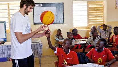 En su primer viaje a África, Ricky Rubio visitó algunas de las casas de los chicos de Dakar que acuden a la sede de Casa España y conoció a sus familias.