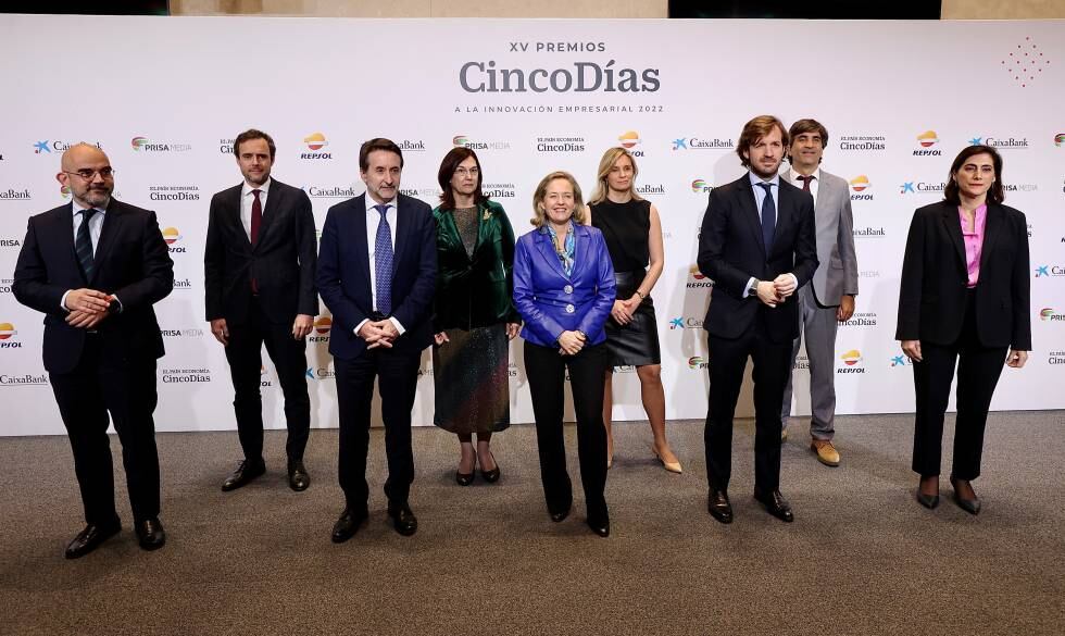 Carlos Núñez, presidente de Prisa Media; Josu Jon Imaz, consejero delegado de Repsol; la vicepresidenta Nadia Calviño; Rosauro Varo, vicepresidente del Grupo Prisa, y María Luisa Martínez, directora de comunicación y relaciones institucionales de CaixaBank. Detrás, Marcos Fraga, director de comunicación y marketing estratégico de Repsol; Cani Fernández, presidenta de la CNMC; Amanda Mars, directora de CincoDías, y Gonzalo García Andrés, secretario de Estado de Economía.