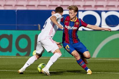 De Jong davant de Nacho en el Clàssic.