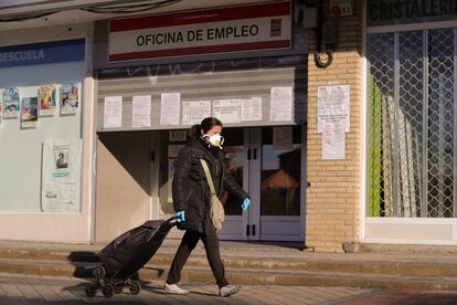 Una mujer pasa ante una oficina de empleo en Madrid el 2 de abril de 2020.