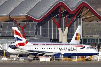 Aviones de Iberia y de British Airways, en la T-4 del aeropuerto de Barajas (Madrid).