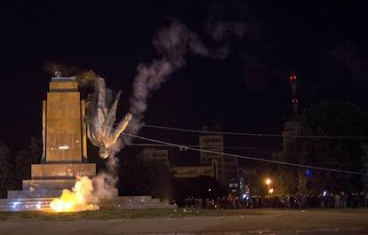 Desde el inicio a finales del año pasado de las multitudinarias protestas en toda Ucrania contra el ya expresidente del país, Víktor Yanukóvich, han sido decenas las estatuas y bustos de Lenin derribadas. En la imagen la estatua de Lenin en Járkov es tirada al suelo.