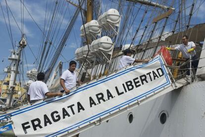 Sailors from the Libertad offload trash bags in the Ghanaian port of Tema, where their ship has been impounded.