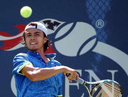 Taro Daniel devuelve una bola en su partido contra Tommy Paul en el US Open.