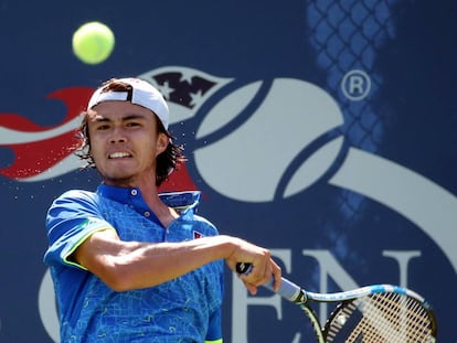 Taro Daniel devuelve una bola en su partido contra Tommy Paul en el US Open.