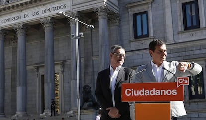 Jos&eacute; Manuel Villegas y Albert Rivera, este jueves ante el Congreso. 