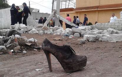 Un zapato perdido en el terreno de la estampida.