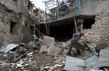 Un hombre recoge los escombros en su casa en Stepanakert, en el Alto Karabaj.