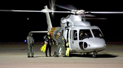 Un equipo de rescate aterriza en el aeropuerto de Almería durante las tareas de búsqueda de los tres personas desaparecidos.