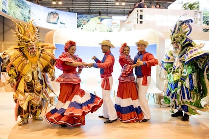La República Dominicana recibe a los visitantes en su estand con un sexteto de danza tradicional. Ataviados con trajes típicos de floclor, las parejas bailan a ritmo de merengue escoltados por dos de los personajes típicos del carnaval dominicano: los diablos cojuelos.