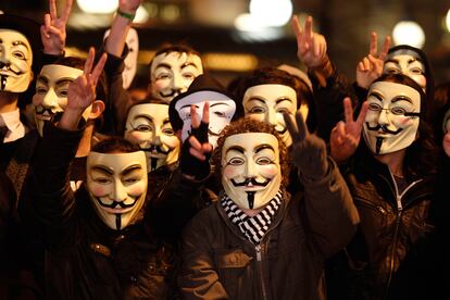 Varios manifestantes, con la máscaras de Guy Fawkes, personaje de 'V de Vendetta', protestan contra la Ley Sinde en las inmediaciones del Teatro Real.