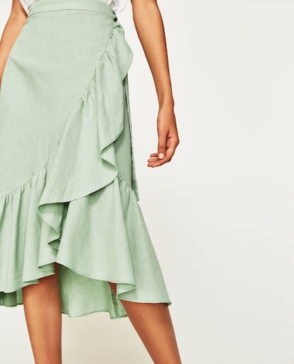 Esta falda pareo de largo midi en tono menta es de lino y algodón. Y consigue un perfecto equilibrio entre comodidad y sofisticación para los looks de oficina. Zara, 29,99 euros.
