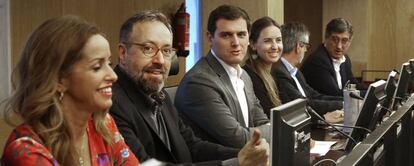 Reunión del grupo parlamentario de Ciudadanos. De izquierda a derecha, Patricia Reyes, Juan Carlos Girauta, Albert Rivera, Melisa Rodríguez, José Manuel Villegas y José Ignacio Prendes.