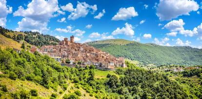 Desde hace casi un siglo, la naturaleza mantiene una lucha desigual con la civilización para preservar su espacio a 150 kilómetros al este de Roma. Los Abruzos llevan siendo parque nacional desde 1922, aunque durante los gobiernos fascistas de Benito Mussolini les fue revocada esa protección. Afortunadamente, desde la década de 1950 esta pintoresca región montañosa de viejos bosques y rica fauna goza de los privilegios necesarios para que los animales y las plantas vuelvan a respirar tranquilos. Aquí viven osos pardos, lobos, venados y corzos; y en los árboles, búhos y águilas reales.