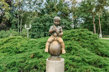 Estatua de bronce de Frantisek, el icónico niño con un pez que simboliza las cualidades terapéuticas del balneario de Franzensbad.