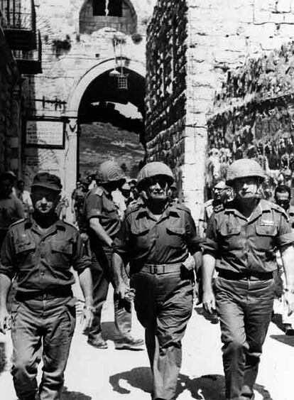 Dayán (centro) pasea por Jerusalén, el 7 de junio de 1967, con los generales Uzi Narkis (izquierda) e Isaac Rabin.