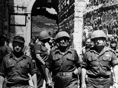 Dayán (centro) pasea por Jerusalén, el 7 de junio de 1967, con los generales Uzi Narkis (izquierda) e Isaac Rabin.