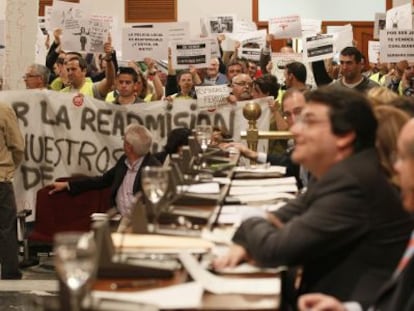 Empleados municipales y vecinos protestan por los recortes, en 2012.