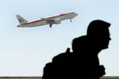 Un avión de Iberia despega en el aeropuerto barcelonés de El Prat.