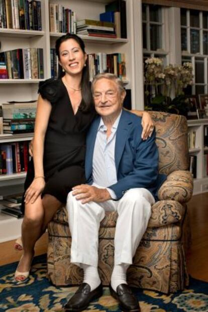 George Soros, con su prometida Tamiko Bolton.