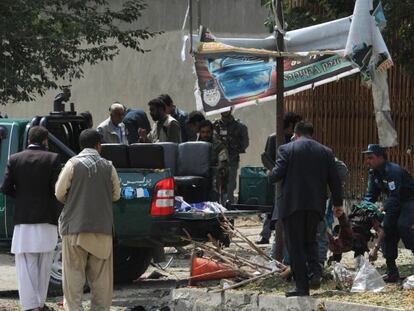 La policía traslada a una de las víctimas en el lugar del atentado en Kabul.