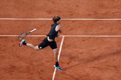 En la imagen, Zverev pierde el control de su raqueta durante el partido.