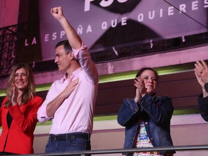 Pedro Sánchez celebra la victoria en la sede de la calle Ferraz de Madrid. U. MARTíN (EL PAÍS)