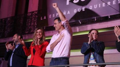 Pedro Sánchez celebra la victoria en la sede de la calle Ferraz de Madrid. U. MARTíN (EL PAÍS)